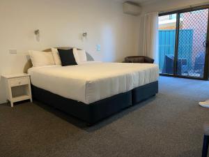 Postel nebo postele na pokoji v ubytování Macquarie Barracks Motor Inn