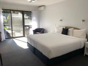 Postel nebo postele na pokoji v ubytování Macquarie Barracks Motor Inn