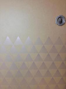 una pared con montañas pintadas en el techo en Sennichi House, en Kanazawa