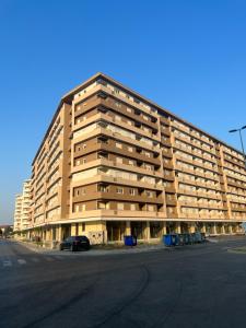 un grand bâtiment avec une voiture garée devant dans l'établissement Luxapartment Montenegro, à Podgorica