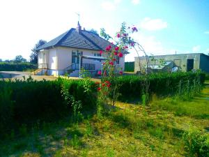 a house with a fence in front of it at le pavillon a la campagne in La Perche