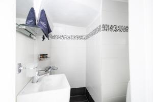 un baño con lavabo e inodoro en White Side Suites, en Oia 71 fotos más