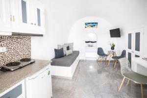 Gallery image of White Side Suites in Oia +71 photos