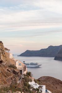 un crucero en un gran cuerpo de agua en White Side Suites, en Oia