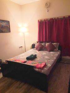 Ένα ή περισσότερα κρεβάτια σε δωμάτιο στο Two Bedroom Independent Als Home