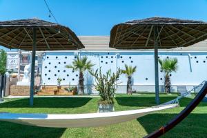 Zahrada ubytování Frontemare 25 Beach Hotel + 23 fotografií
