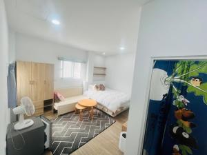 鹅銮鼻居家民宿-岩手二館的一间有一张床和一张沙发的小房间