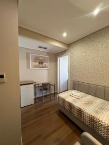 una piccola stanza con un letto e un tavolo di CLASS Hotel a Ksamil Altre 37 foto