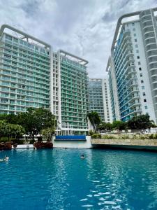 View of a river running close to a szállodákat