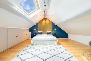 Ένα ή περισσότερα κρεβάτια σε δωμάτιο στο Le Perchoir / F2 de standing avec écran de cinéma