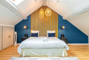 Ένα ή περισσότερα κρεβάτια σε δωμάτιο στο Le Perchoir / F2 de standing avec écran de cinéma