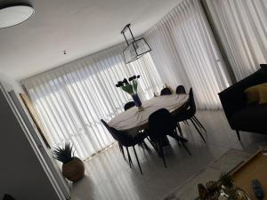 亚实基伦הבית של רוי的餐桌、椅子和一瓶鲜花
