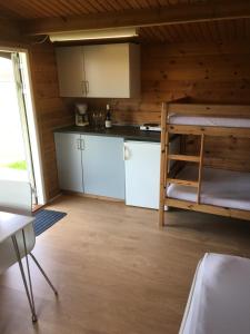 a room with a bunk bed in a cabin at Vikær Strand Camping & Cottages in Diernæs