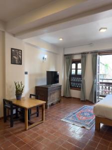 Karuna Hotel Patan Kathmandu的电视和/或娱乐中心