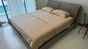 a bed with two pillows on it in a bedroom at ดาด้าพูลวิลล่า in Ban Pa Ngiu +4 photos