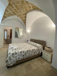 a bedroom with a bed and an arched ceiling at Dimora Anna Maria in Salve