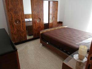 a bedroom with a bed and a table and a mirror at Appartamento Da Concetta - Via Paolucci in Vasto