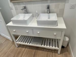 een badkamer met twee wastafels op een witte kast bij Villa des 3 Ponts, Piscine au calme in Nîmes +16 foto's