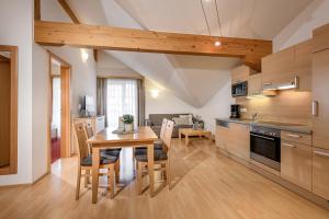 A kitchen or kitchenette at Appartements Salzburgerhof