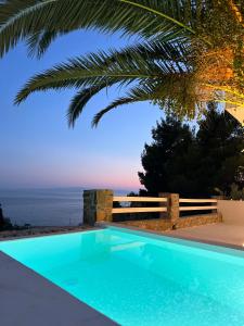 Bazén v ubytování Natura Luxury Beachfront Villas nebo v jeho okolí