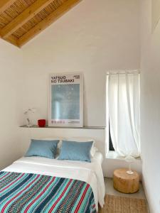 a white bedroom with a bed and a window at Casa Sul - Casas de Seixe in Baiana +24 photos