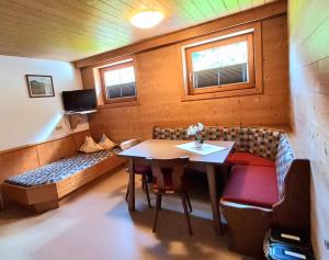 TV a/nebo společenská místnost v ubytování Landhaus Bliem