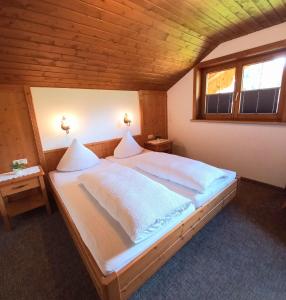 Postel nebo postele na pokoji v ubytování Landhaus Bliem
