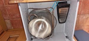 MacastreにあるCasa Azahara your Valencian Villaのキッチン家電の中にある金属製のストレーナー