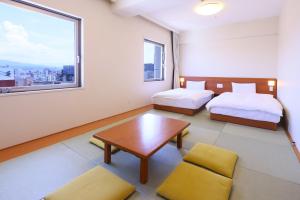 Dormy Inn Kanazawa Natural Hot Spring客房内的一张或多张床位