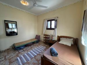 ダハブにあるHouse with 2bed room and rooftopのベッドルーム1室(ベッド1台、ソファ、ファン付)