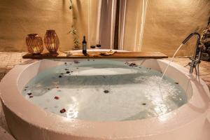 eine Whirlpool-Badewanne im Bad mit Waschbecken in der Unterkunft Gamsanchagyung in Seogwipo + 45 Fotos