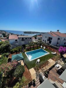 Πισίνα στο ή κοντά στο Sandy bay apartments with pool
