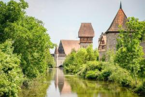 un castello con un fiume davanti di Kaiserin Sisi für bis zu 6 - Arbeitsplatz, Badewanne, Parkplatz, Waschmaschine a Dinkelsbühl
