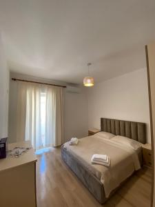 une chambre avec un lit avec deux serviettes dessus dans l'établissement Sea Breeze Apartment by Z, à Durrës