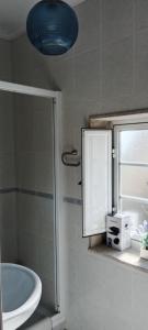トゥイにあるApartamento Obispo Lagoのシャワー、洗面台、鏡を備えたバスルーム