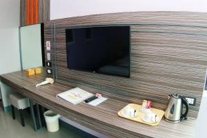 TV a/nebo společenská místnost v ubytování Arthitaya Green Nature Hotel & Lakkhana Poolside Resort