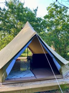 卡尔康Camping la Kahute - Tente tipi au coeur de la fôret的相册照片