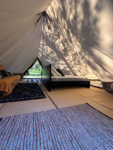Camping la Kahute - Tente tipi au coeur de la fôret客房内的一张或多张床位