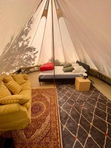 Camping la Kahute - Tente tipi au coeur de la fôret的休息区