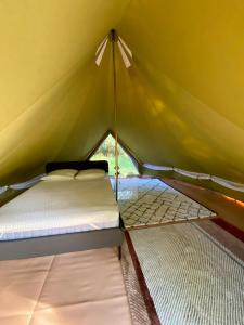 Camping la Kahute - Tente tipi au coeur de la fôret客房内的一张或多张床位