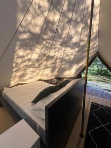 Camping la Kahute - Tente tipi au coeur de la fôret客房内的一张或多张床位