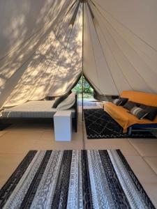 Camping la Kahute - Tente tipi au coeur de la fôret客房内的一张或多张床位