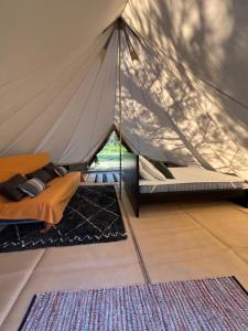 Camping la Kahute - Tente tipi au coeur de la fôret客房内的一张或多张床位