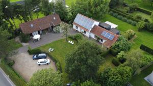 LievegemB&B Maison Lize的前面有停车位的房屋的空中景致