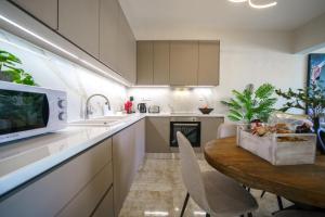 een keuken met een houten tafel en een aanrechtblad bij Akalli Luxury Living in Heraklion +34 foto's