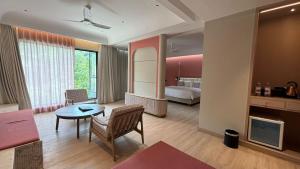 una camera d'albergo con letto e tavolo di Kananwas Resort, Kumbhalgarh a Kumbhalgarh