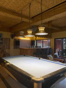 Biliár nebo kulečník v ubytování Kayla'a Beach Resort And Blackeye Brewing + 27 fotografií