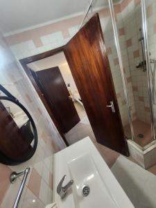 Ένα μπάνιο στο AAA APARTAMENTS T0 Piscina Marina +10 φωτογραφίες