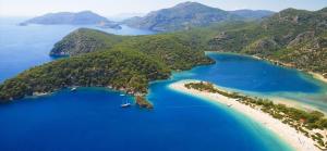 フェティエにある2 Yatak Odalı Daire-Fethiyeの海に浮かぶ島の航空写真
