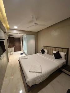 Postel nebo postele na pokoji v ubytování Hotel Merakee - Near Dahisar Mira Road Mumbai